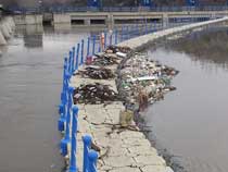 piattaforma galleggiante barriera ferma detriti