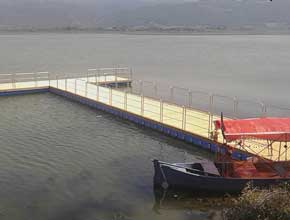 pontile galleggiante con rivestimento in teak 