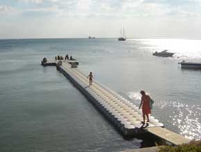 pontile cubeedock dalla riva al mare aperto 