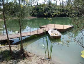 pontile galleggiante con pavimento legno per villa privata 