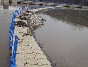pontile galleggiante per arresto detriti