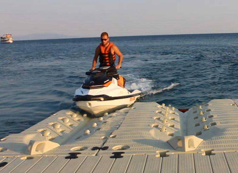 Pedana galleggiante per moto d'acqua