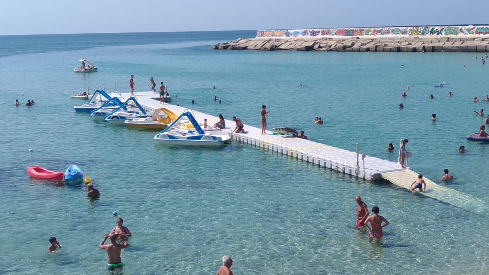 pontile galleggiante con partenza dalla spiaggia