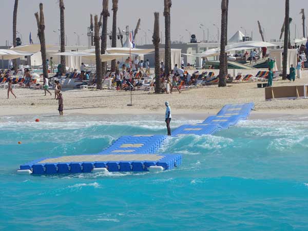 Pontile galleggiante modulare Cubedock installato in mare aperto con onde