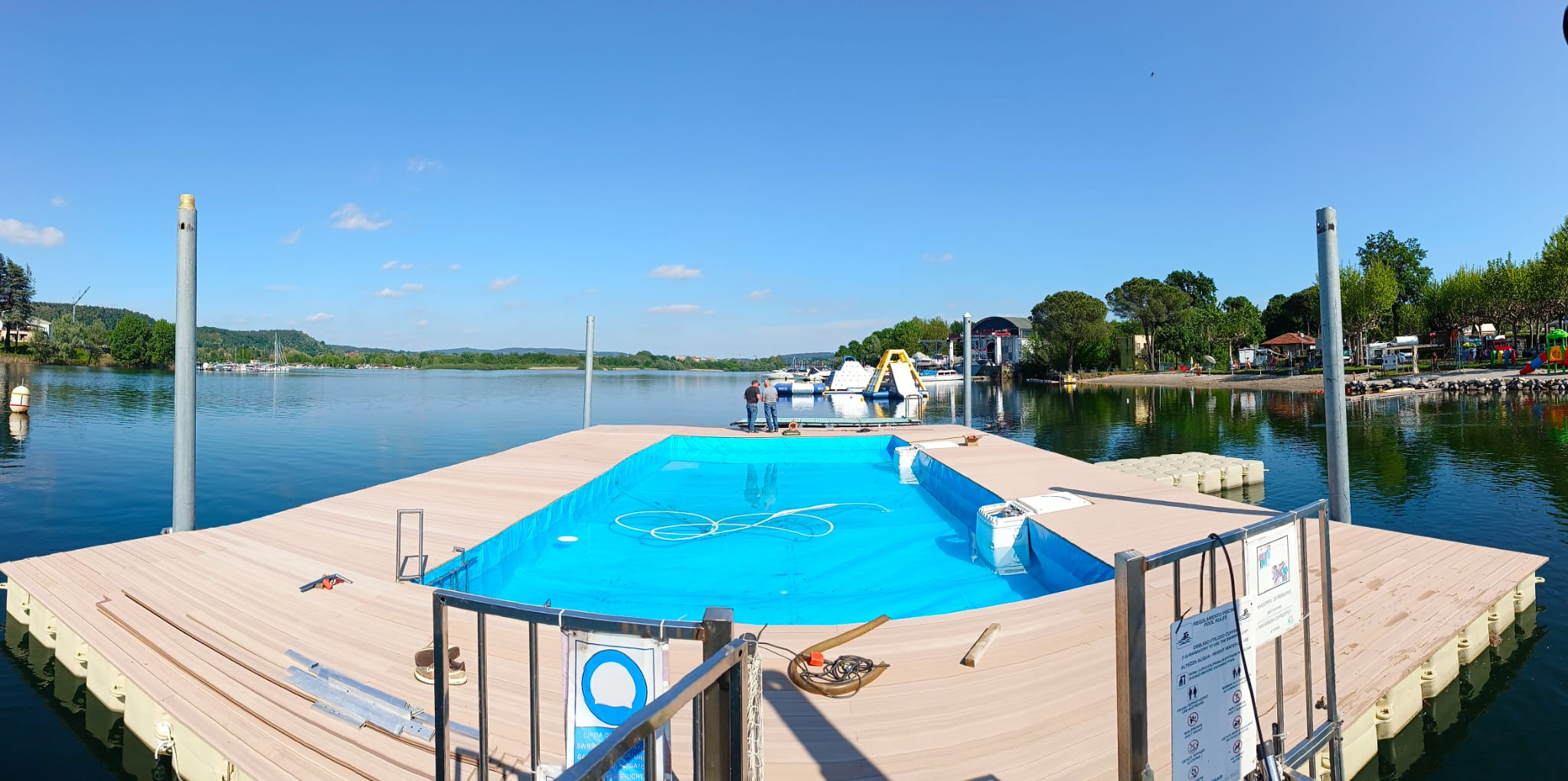 Fase di allestimento piscina galleggiante