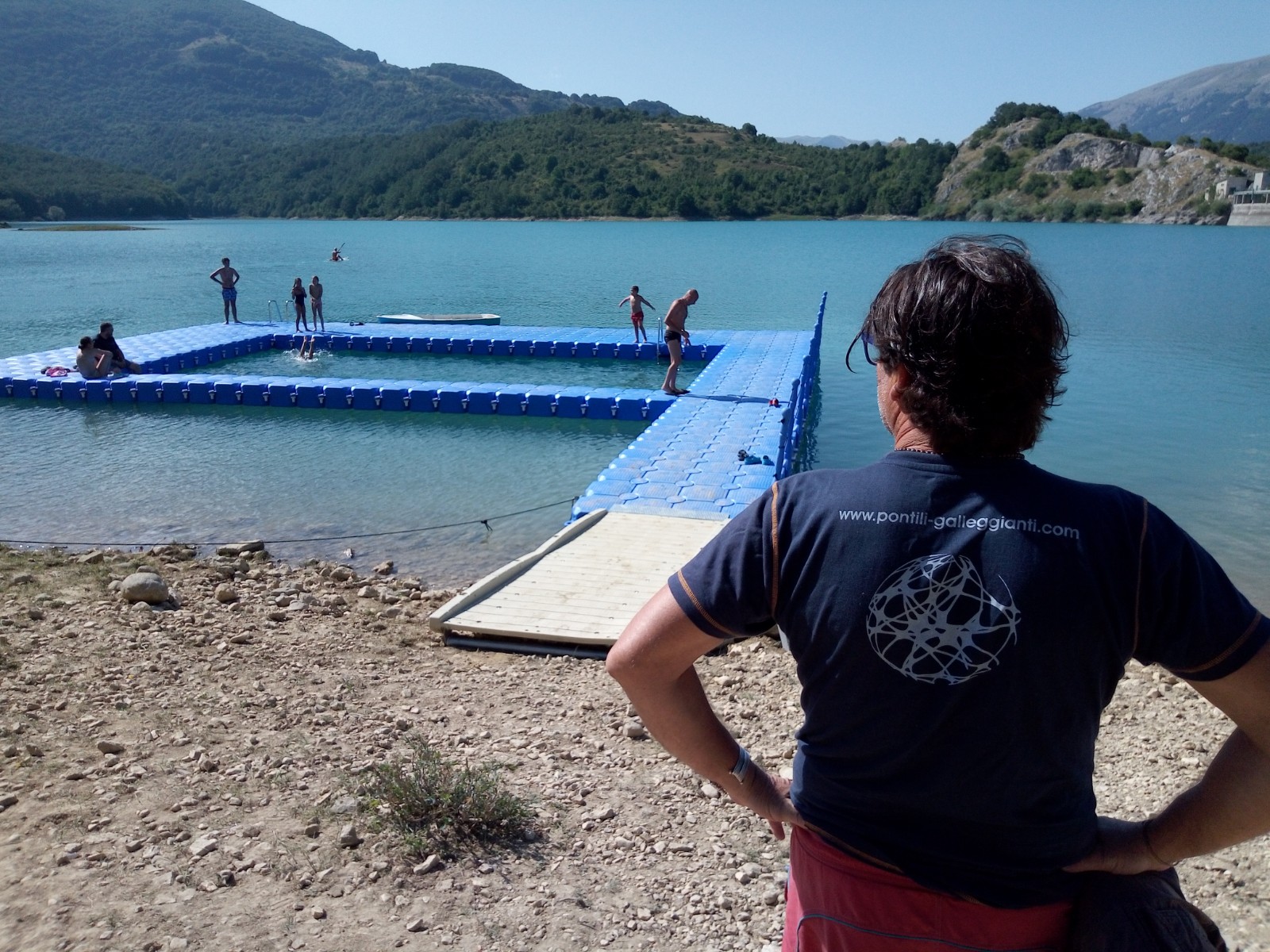 Piscina galleggiante illuminata la sera
