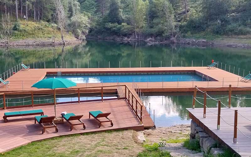piattaforma galleggiante con piscina e solarium