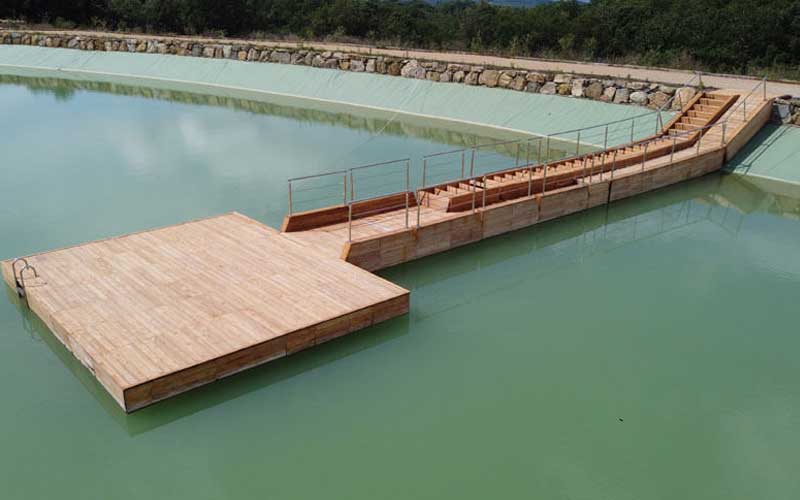 pontile galleggiante cubedock con rivestimento in legno teak